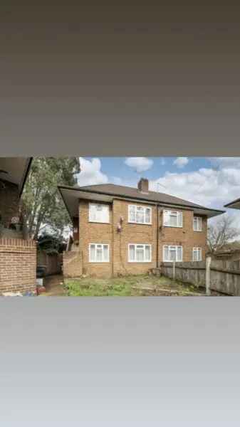 Flat For Rent in Elmbridge, England