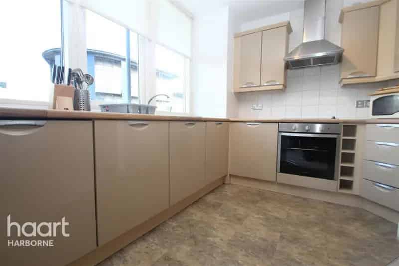 2 Bedroom Apartment with En-suite, Balcony & Parking