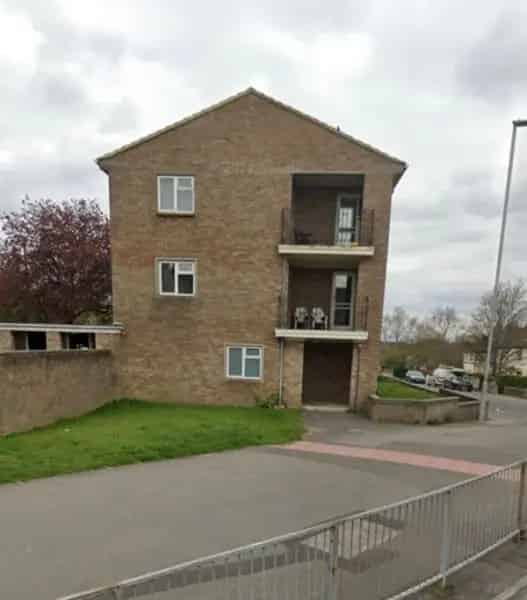 Large 2 Bed Flat Near Station Town Centre