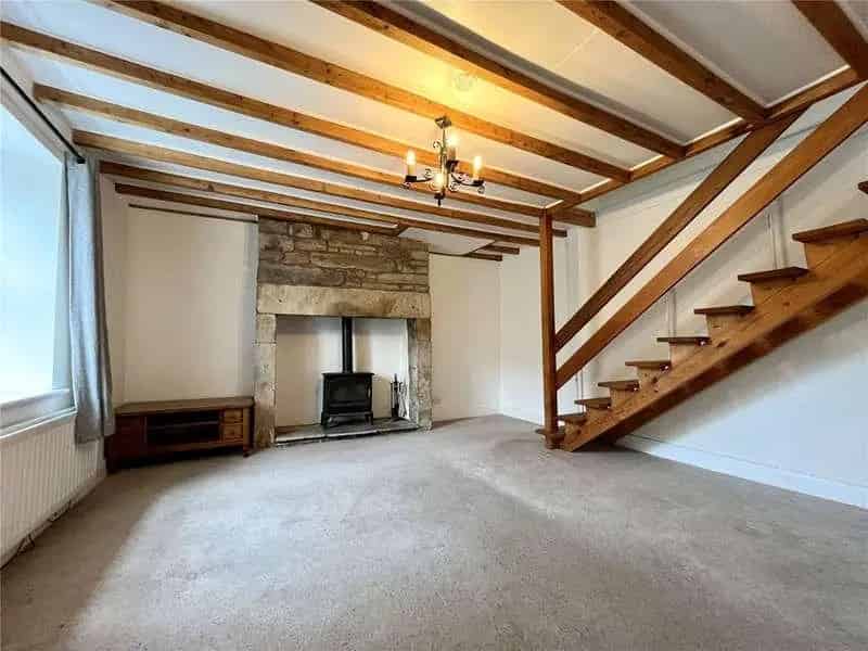2 Bed House for Sale Spacious Living Room Fitted Kitchen Garden