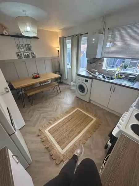 2 Bedroom House with Driveway and Garden