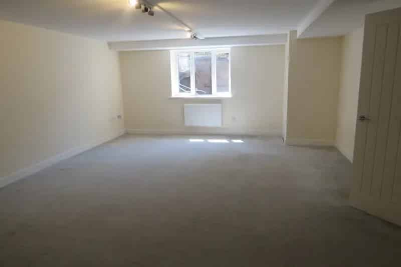 Newmarket Apartment Near Racecourses - Modern Amenities & Transport Links