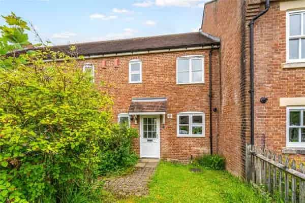 3 Bedroom House in Farnham - Modern and Convenient
