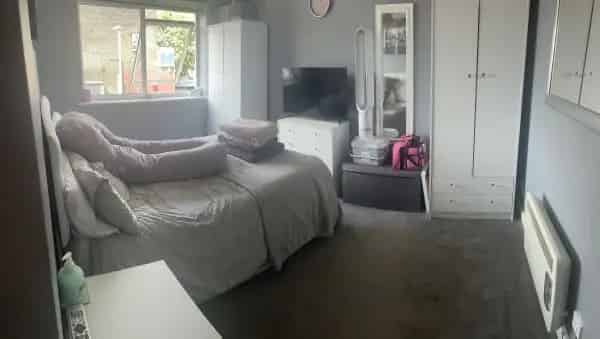 Spacious 2-Bedroom Flat Near Shops and Bus