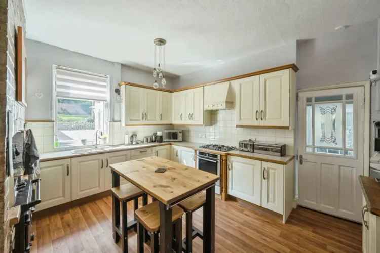5-Bedroom End Terrace House with Annex and Large Garden