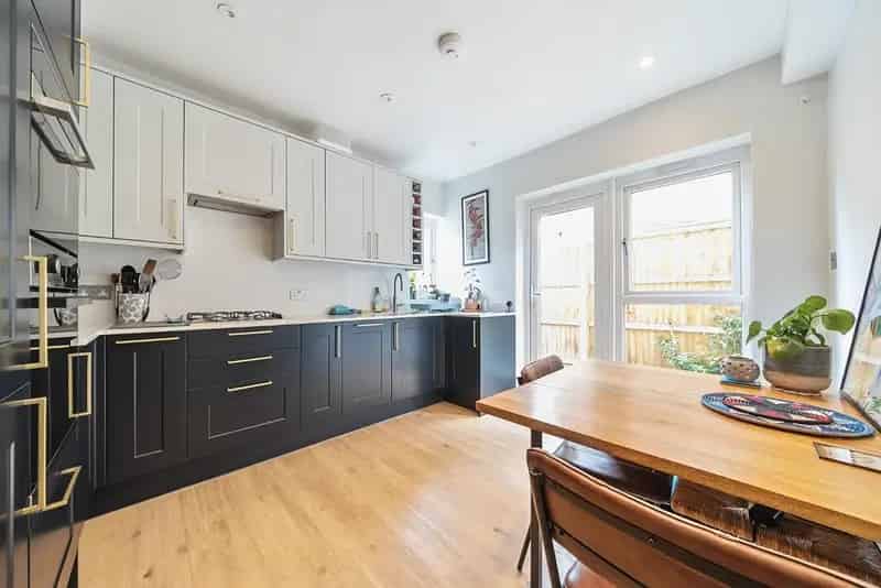 2 Bedroom Ground Floor Maisonette Near Tooting Broadway Station