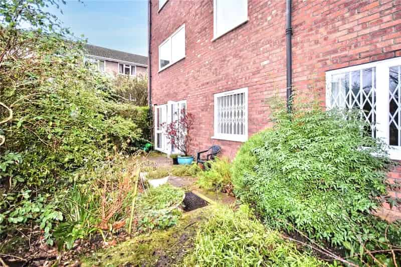 2 Bedroom Apartment Richmond Kew Gardens Modernisation Potential