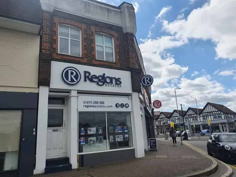 3 Bedroom Flat for Sale in Hillingdon Middlesex
