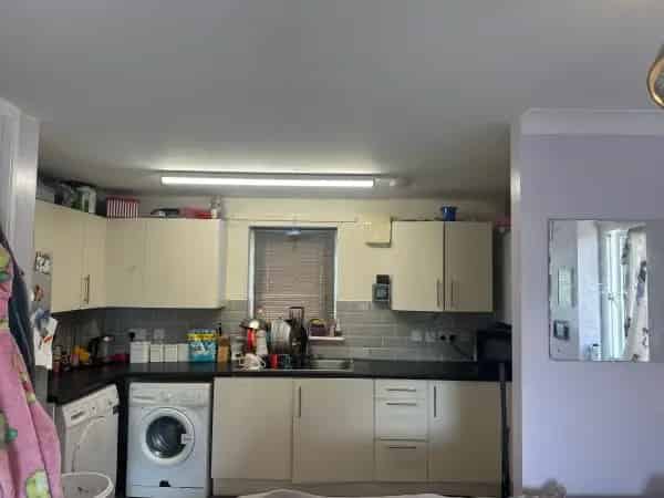 2 Bedroom House Near Shops and Schools