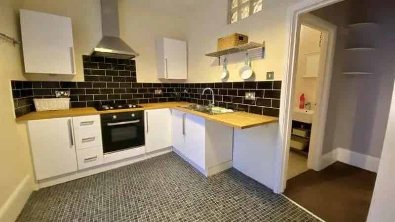 2 bed flat for sale