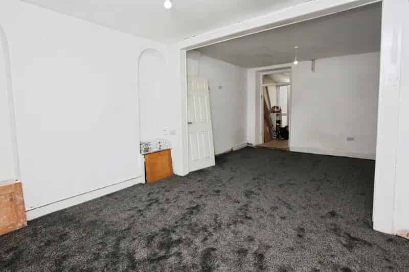 3 Bedroom Terraced House Near Schools and Amenities
