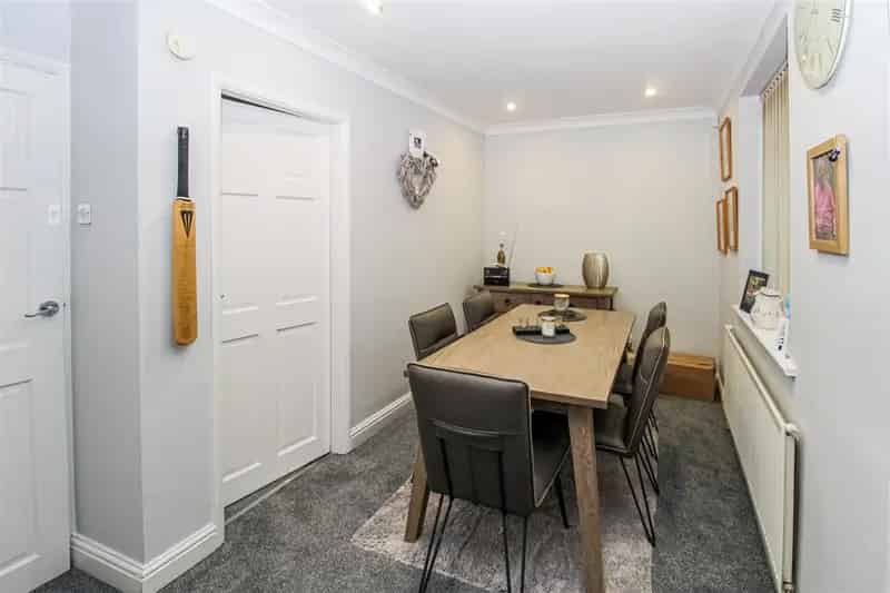 3 Bedroom End Terrace House to Rent