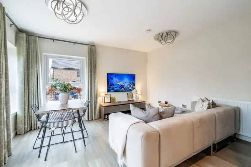 Shawlands 2-Bedroom Ground Floor Apartment Near Shops and Schools