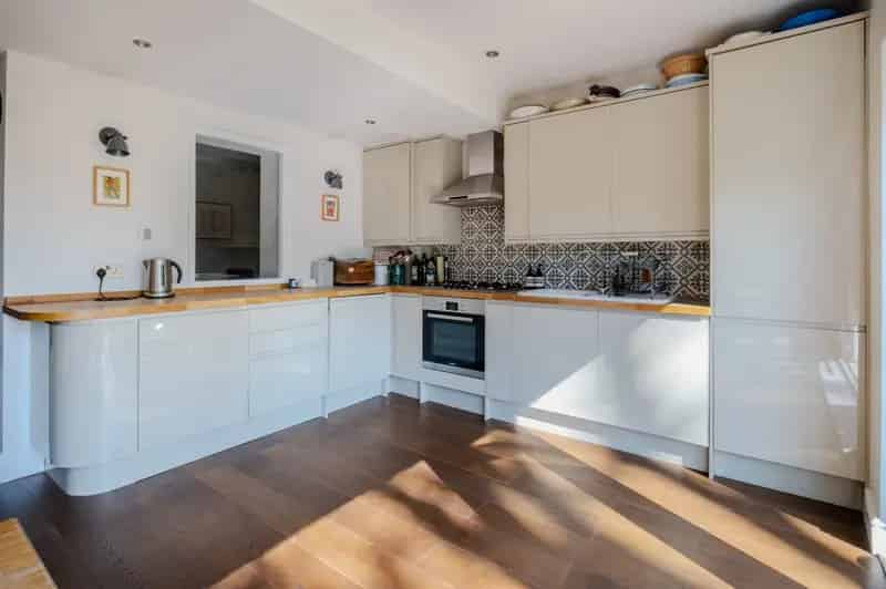3 Bedroom Flat for Sale near Brockwell Park