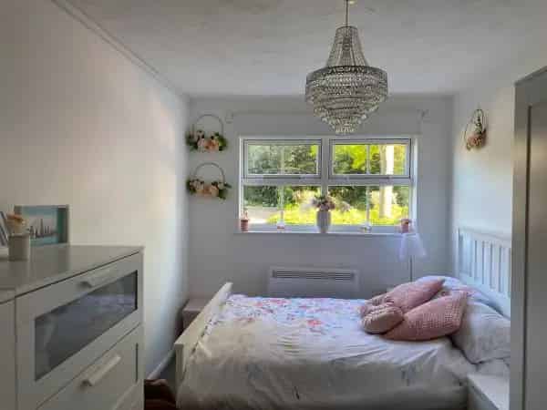 2 Bedroom Ground Floor Flat with Private Parking and Garden