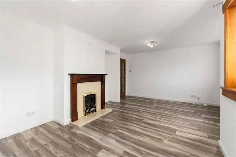 2 Bed Ground Floor Flat with Balcony and Private Garden