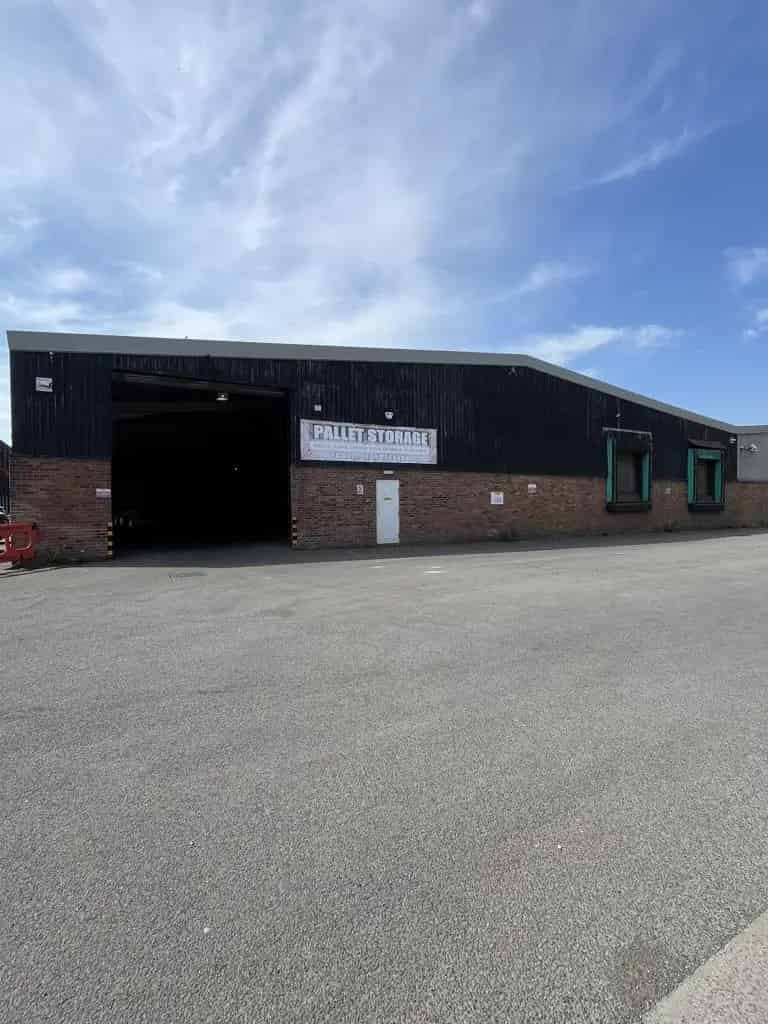 Modern Industrial Warehouse Unit with High Eaves and Loading Doors