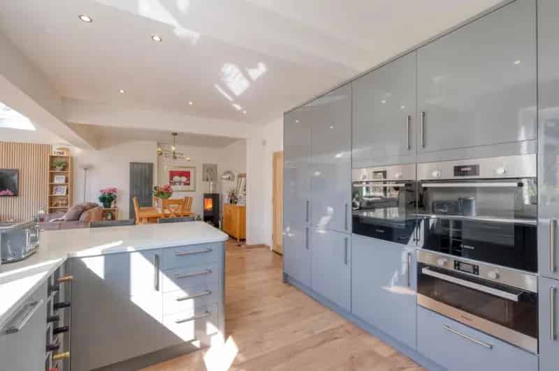 6 Bedroom Detached House for Sale