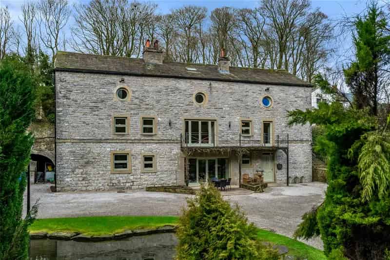 5 Bedroom Detached Barn Conversion with Stunning Gardens
