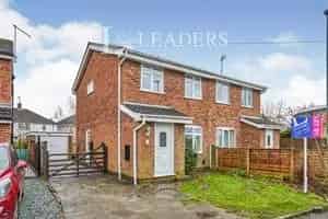 3 Bedroom Semi-Detached House to Rent in Oakwood