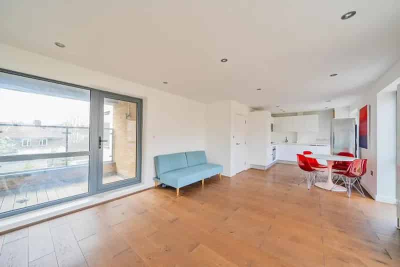 One Bedroom Apartment with Private Roof Terrace Chain Free