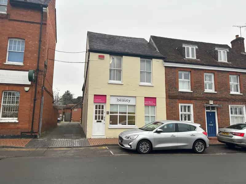 Retail Unit Wokingham Town Centre Flexible Layout Close to Parking