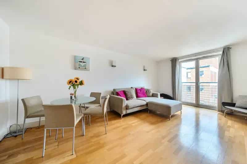 2 Bedroom Flat for Sale in Aldgate Triangle London
