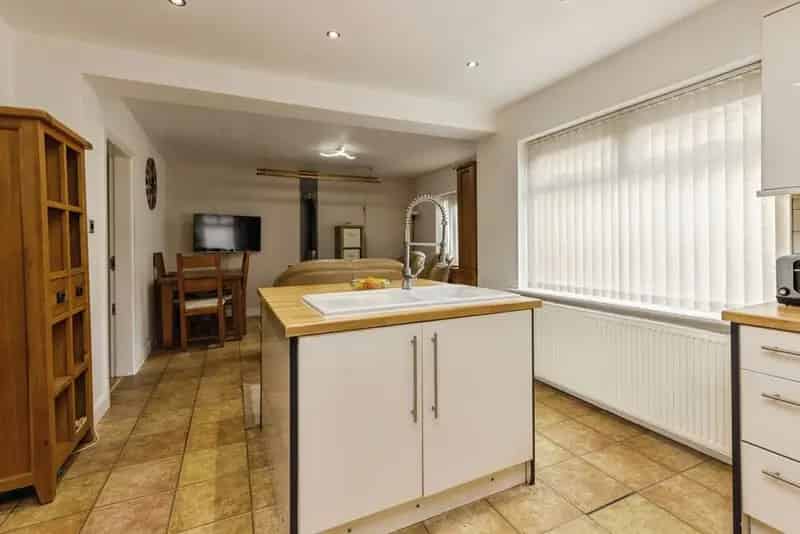 4 Bedroom Detached House West Yorkshire WF15