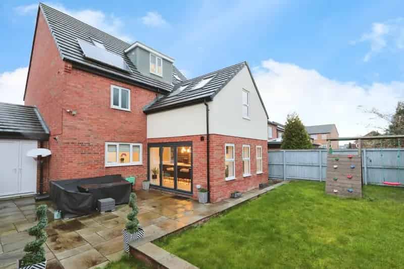 5 Bedroom Family Home with Large Garden and Garage