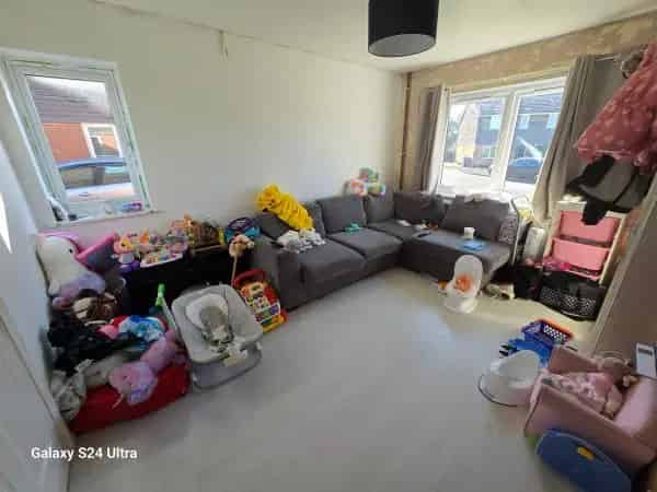 Large 2 Bed House with Garden Driveway and New Kitchen Bathrooms
