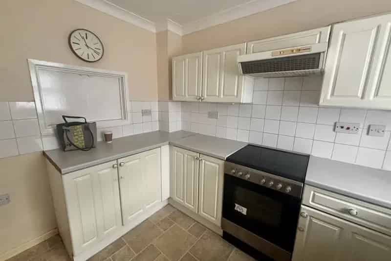 Three Bedroom Terrace House Near Town Centre - Zero Deposit Guarantee