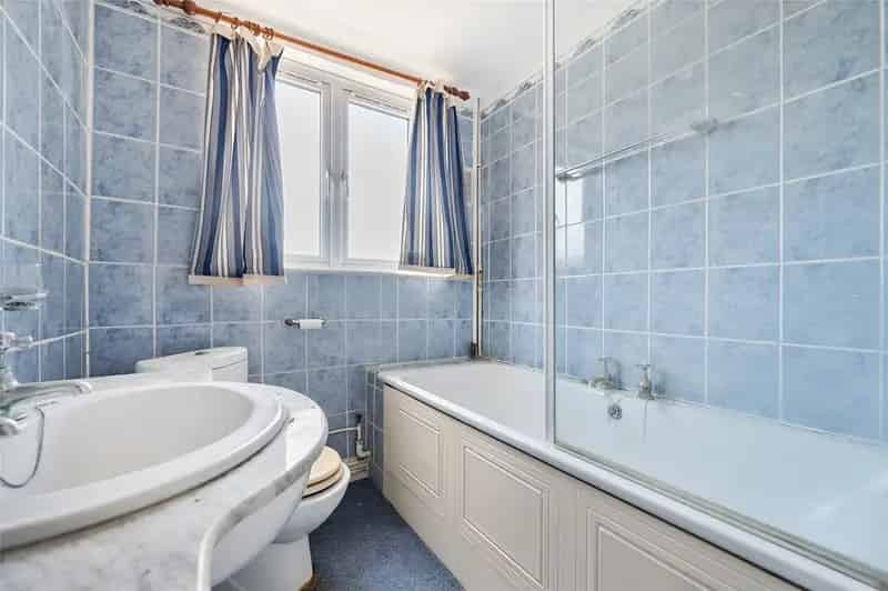 3 Bedroom 1930s Split Level Apartment Near Streatham Common Station