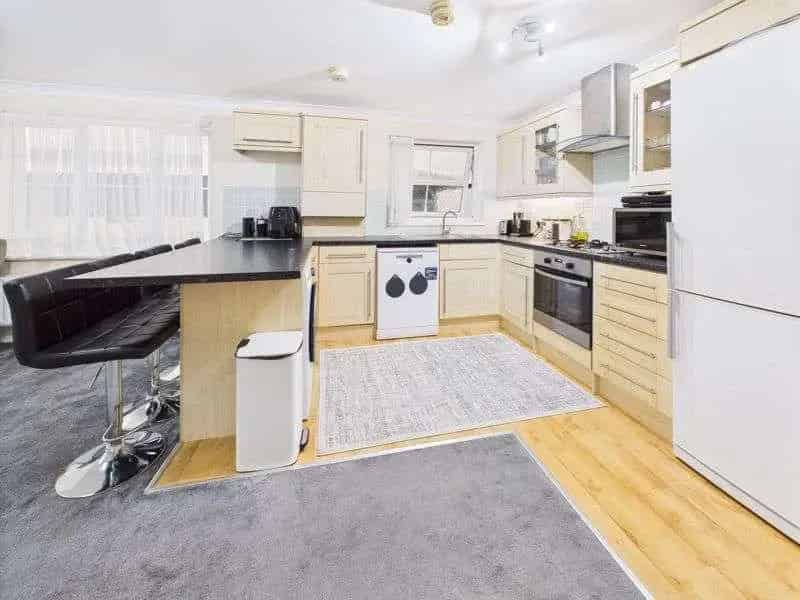 2 Bed Flat for Sale Near Shops and Stations