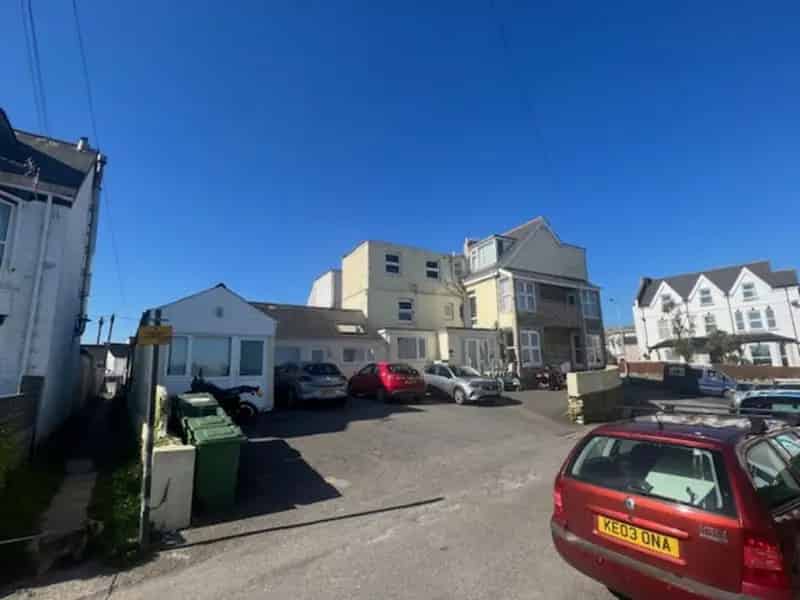 8 Bedroom Apartment Block for Sale