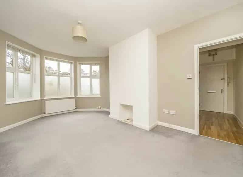 One Double Bedroom Ground Floor Apartment Near Twickenham Station