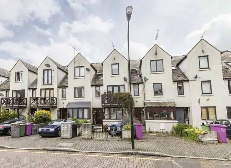 4 Bedroom Townhouse near River Thames with Garden and Parking