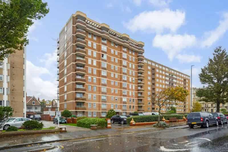 2 Bedroom Flat for Sale in Hove Grand Avenue Sea Views Garage