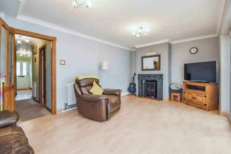 4 Bed House with Conservatory and Garage