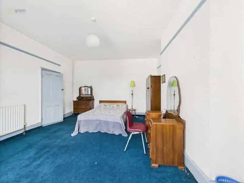 6 bed house for sale