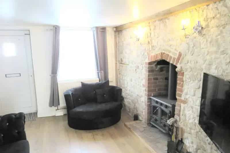 Modern Renovated Home Two Bedrooms Gated Driveway