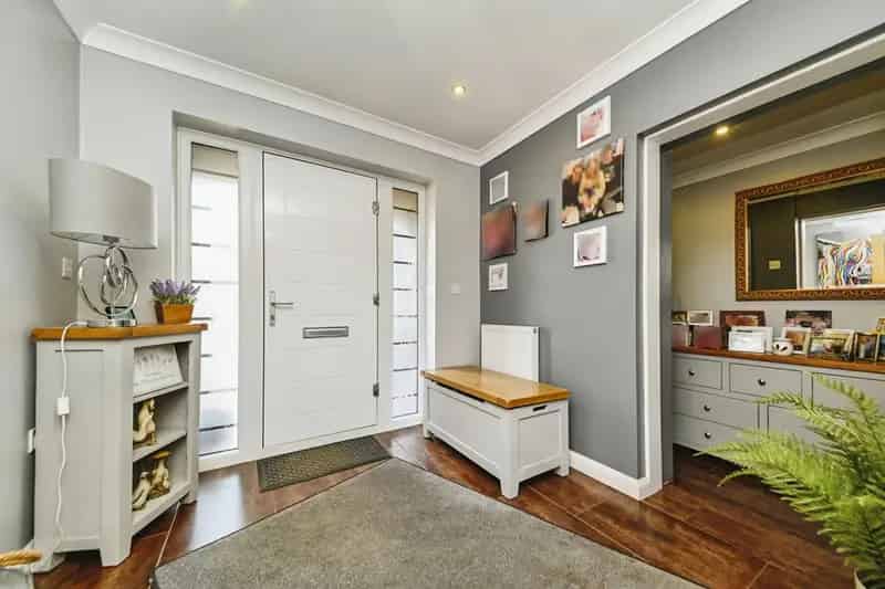 6 Bedroom Detached Family Home With Large Garden and Workshop