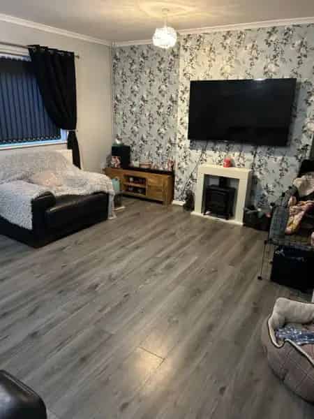 2 Bed Ground Floor Maisonette with Large Rooms and Private Garden