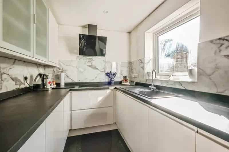 3 Bedroom Semi Detached House Near Schools and Transport Links