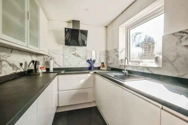 3 Bedroom Semi Detached House Near Schools and Transport Links