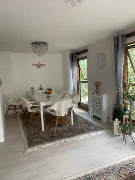 3 Bed Flat Open Kitchen 1 Bathroom 2 Toilets