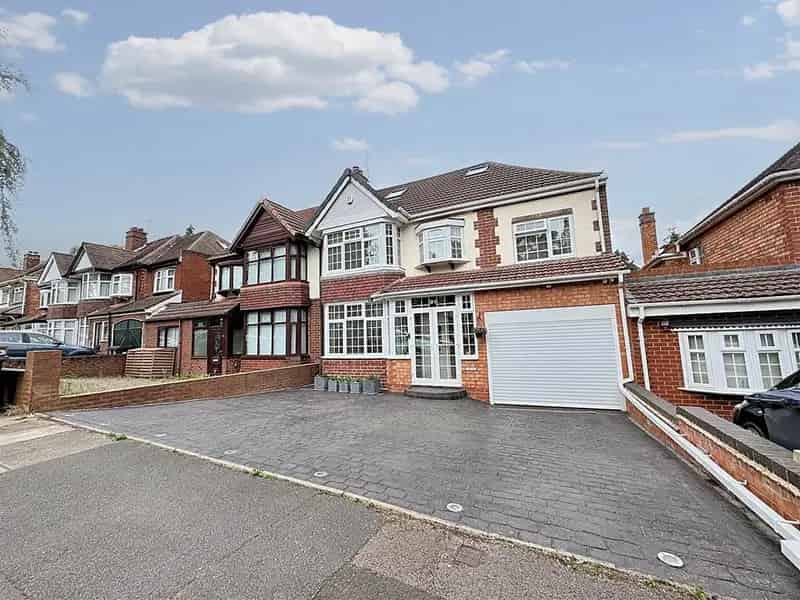 6 Bedroom Semi-Detached House for Sale