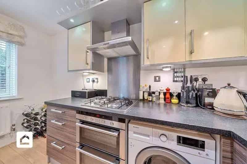 2 Bed Flat for Sale Reigate Near Town Centres and Stations