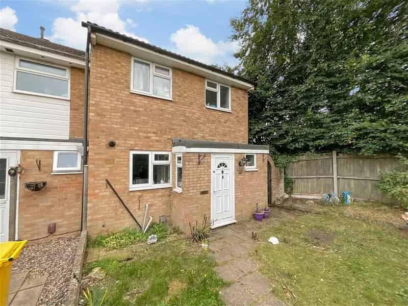 4 bedroom end of terrace house for sale