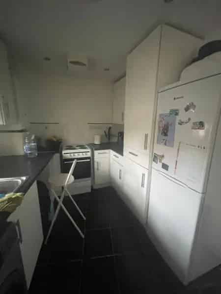 2 Bed Flat Hackney Near City Centre Train Stations