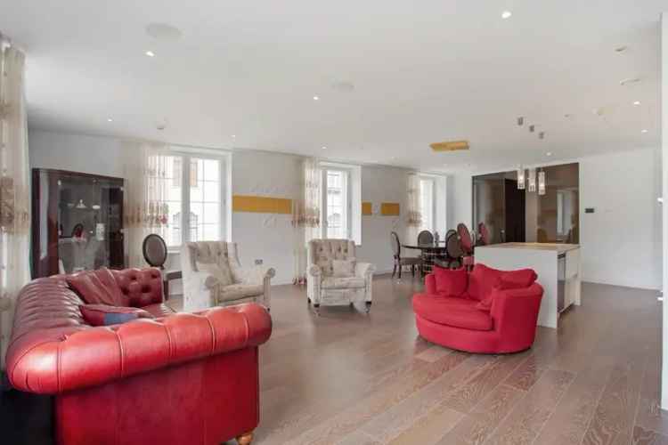 3 Bedroom Flat to Rent in The Strand